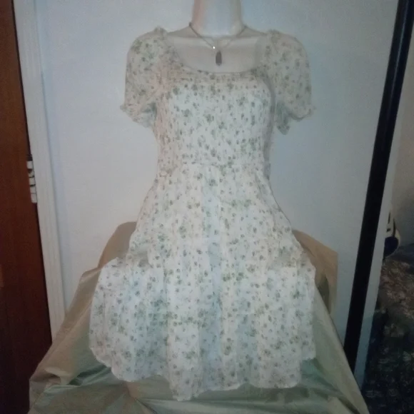 Floral Puff Sleeve Dress Size Medium Necklace Comes With Dress - Picture 4 of 5